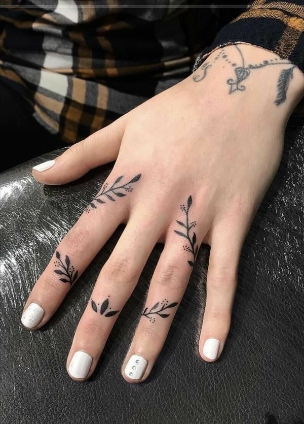 điểm nhấn lạ mắt cùng hình xăm ngón tay Hình xăm lá trên ngón tay, phong cách blackwork, độ chi tiết cao, ảnh HD.