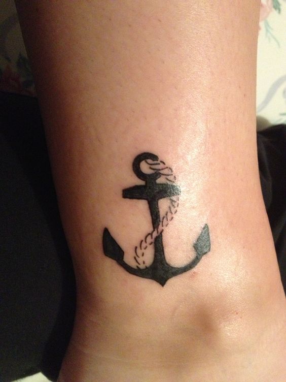 Hình xăm mỏ neo blackwork trên mắt cá chân, phong cách đơn giản, ảnh độ phân giải HD.