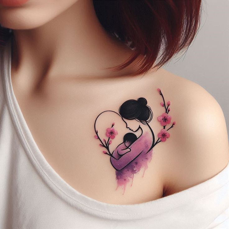 Hình xăm mẹ và con phong cách màu nước trên vai, chi tiết sắc nét, độ phân giải cao.