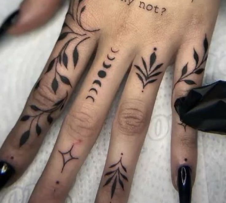 điểm nhấn lịch lãm trên ngón Hình xăm hoa văn tối giản trên tay, phong cách blackwork, chi tiết rõ nét, độ phân giải HD.