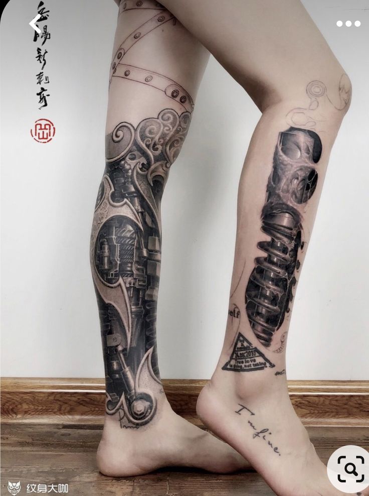 khác biệt với kiểu tattoo phuộc xe độc đáo trên chân Hình xăm cơ khí ở chân với phong cách blackwork chi tiết, độ phân giải HD.