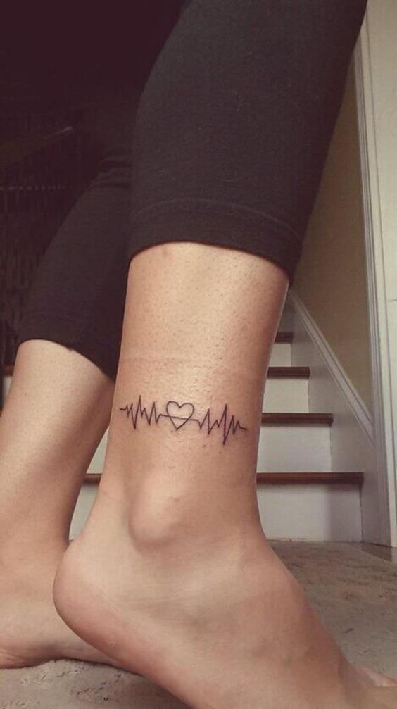 Hình xăm nhịp tim với trái tim ở mắt cá chân, phong cách blackwork, chi tiết rõ nét, độ phân giải HD.