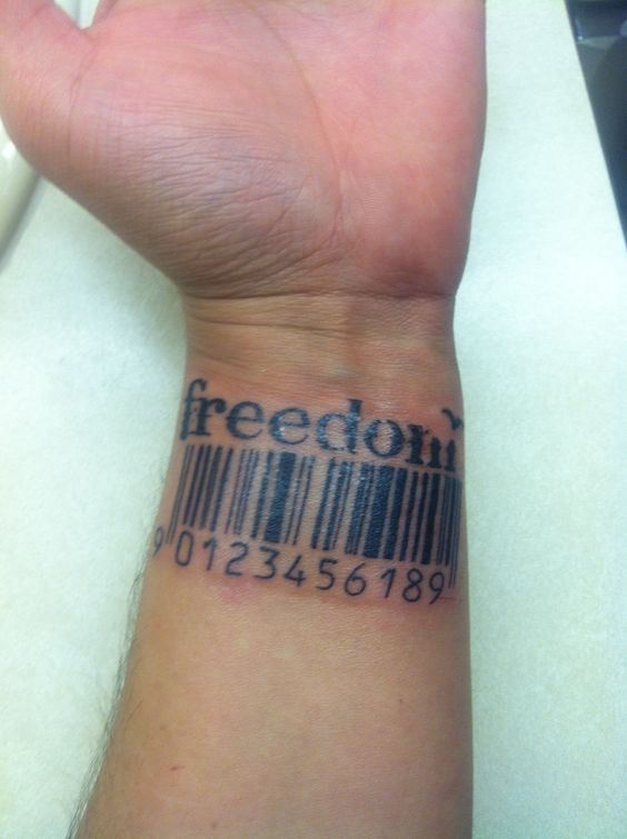 Hình xăm mã vạch và chữ "freedom" trên cổ tay, phong cách blackwork, chi tiết rõ nét, ảnh HD.