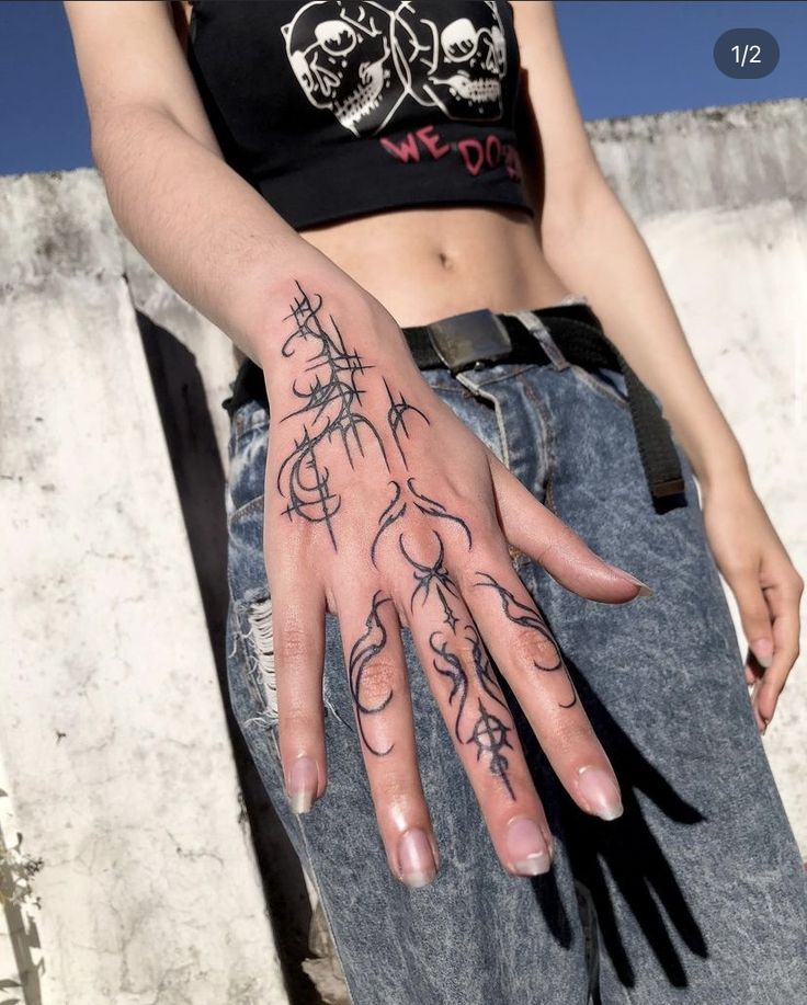 phong cách riêng với hình xăm phá cách Hình xăm đường nét trên tay, phong cách blackwork, chi tiết sắc nét. Ảnh HD 1080x1920.