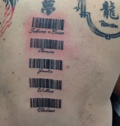 Hình xăm mã vạch trên lưng, phong cách blackwork, độ chi tiết cao, ảnh HD.