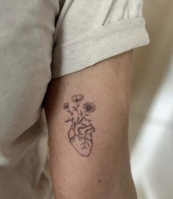 mang lại vẻ giản dị với mẫu xăm trái tim cho nữ Hình xăm trái tim hoa trên tay, phong cách blackwork chi tiết, ảnh độ phân giải HD.