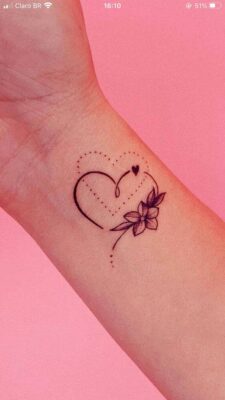 mẫu xăm trái tim đơn giản trên cổ tay Hình xăm trái tim và hoa trên cổ tay, phong cách blackwork, chi tiết tinh tế, ảnh HD.