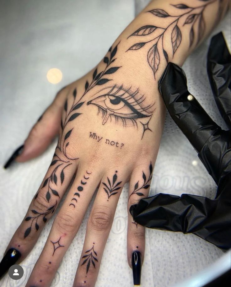 Dáng vẻ tinh tế và mới mẻ của mẫu xăm ngón tay Hình xăm mắt phong cách blackwork trên bàn tay, chi tiết rõ nét, độ phân giải HD.