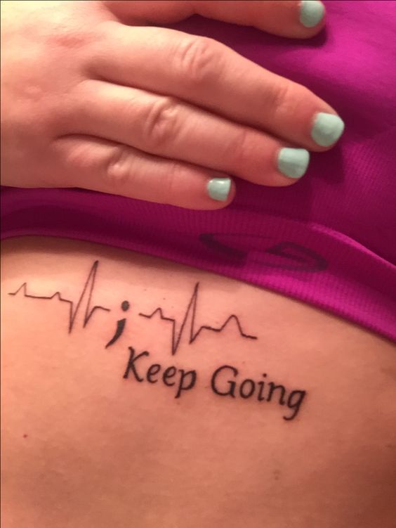 Hình xăm chữ "Keep Going" và nhịp tim trên bụng, phong cách blackwork, độ chi tiết cao, ảnh HD.