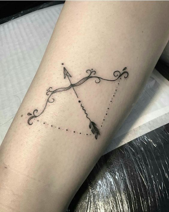 kiểu xăm cung tên cho nữ Hình xăm cung hoàng đạo Nhân Mã trên cánh tay, phong cách blackwork chi tiết, ảnh HD.
