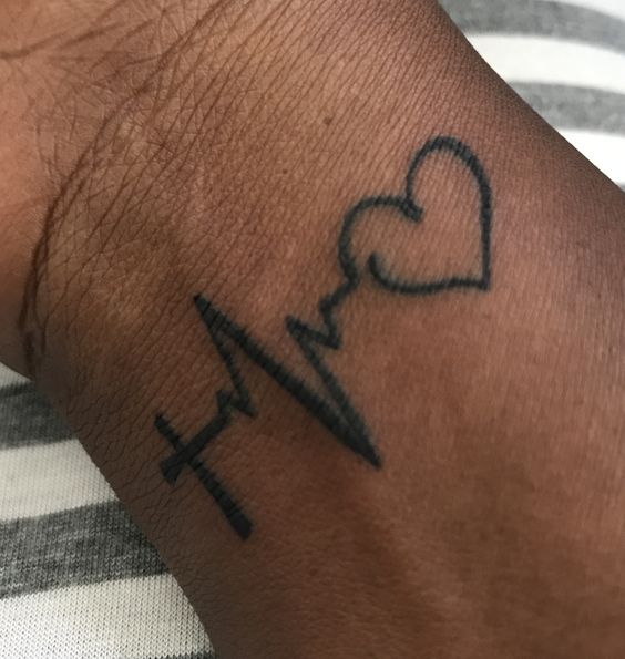 Hình xăm nhịp tim và trái tim trên cổ tay, phong cách blackwork, chi tiết rõ nét, độ phân giải HD.