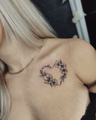 gợi ý xăm trái tim đầy cuốn hút ở vùng ngực Hình xăm hoa đen trắng trên vai, phong cách blackwork, chi tiết rõ nét, ảnh HD.