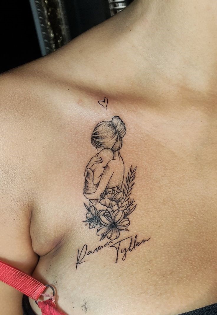 Hình xăm mẹ con với hoa trên vai, phong cách blackwork chi tiết, ảnh HD.
