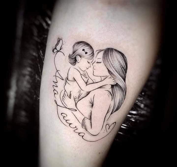 Hình xăm mẹ con trên tay, phong cách blackwork, chi tiết rõ nét, độ phân giải cao.