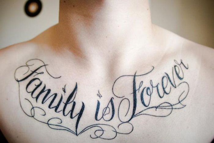 Hình xăm chữ "Family is Forever" trên ngực, phong cách chữ viết tay, độ phân giải HD.