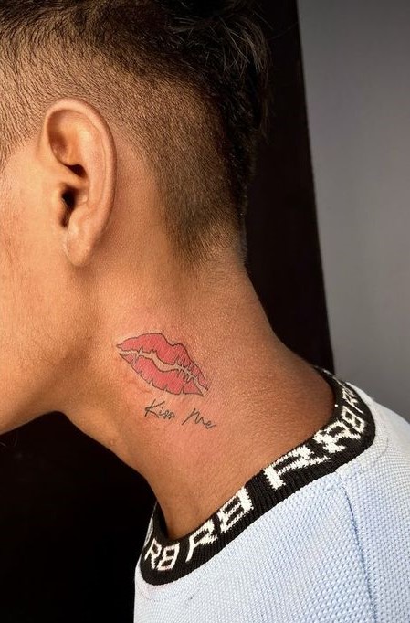 hình nụ hôn được tattoo trên cổ Hình xăm môi đỏ cổ điển ở sau tai, phong cách màu sắc, chi tiết rõ, độ phân giải HD.
