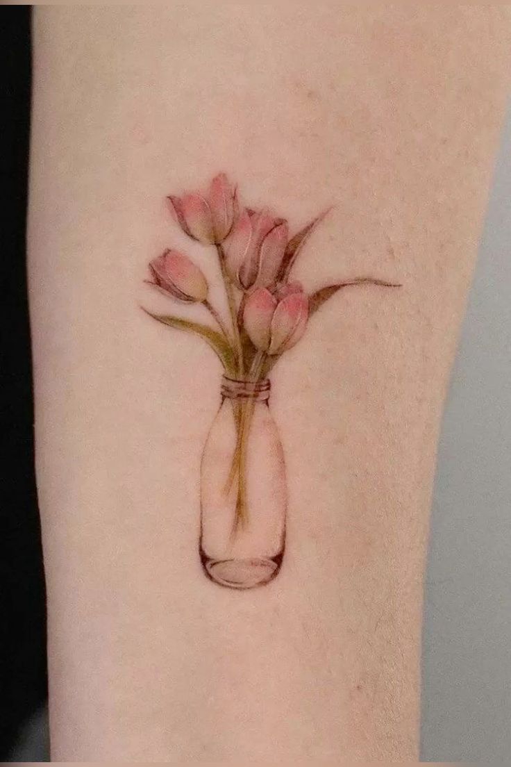 Hình xăm hoa tulip mini trên tay, phong cách màu nước, chi tiết tinh tế, độ phân giải HD.