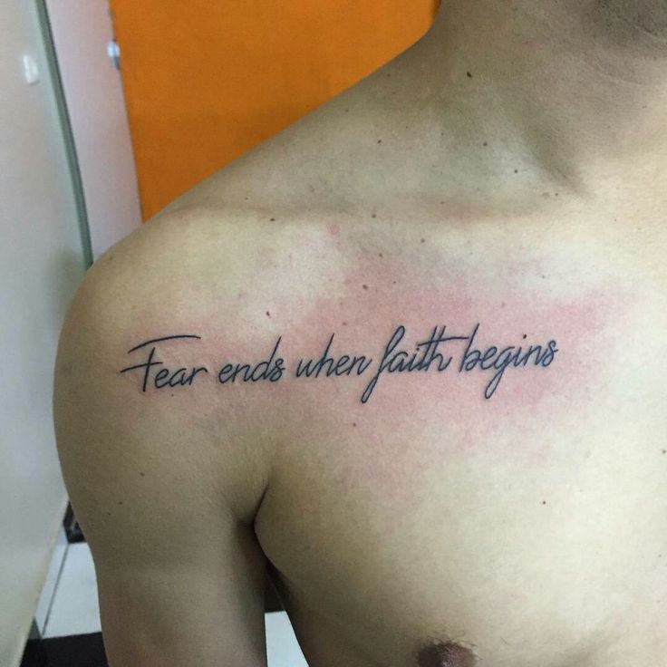 hình tattoo chữ ở vai đẹp cho nam Hình xăm chữ trên vai, phong cách tối giản, độ phân giải HD, "Fear ends when faith begins".