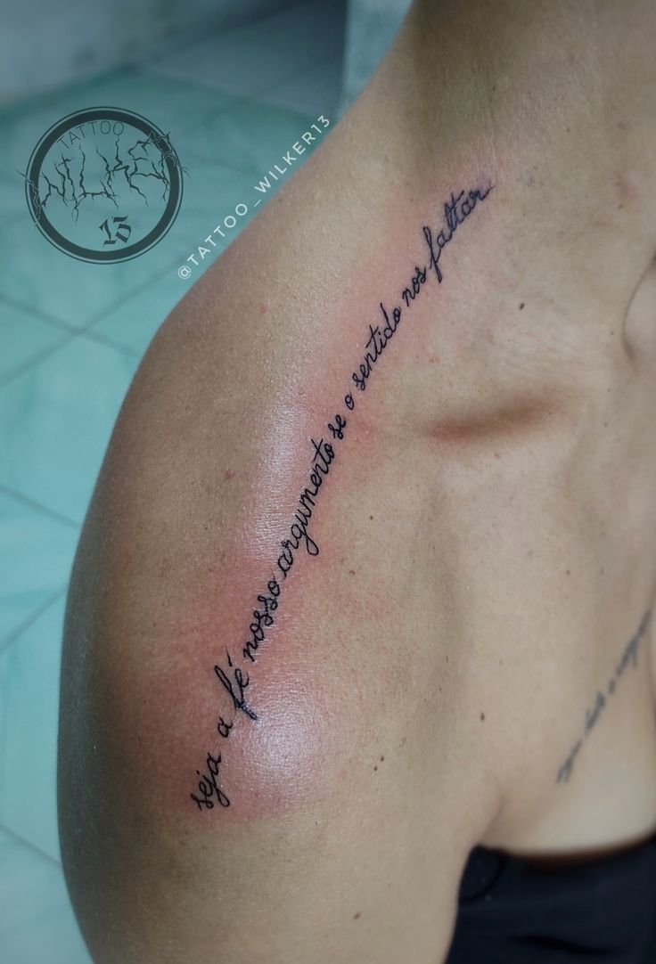hình tattoo chữ ở vai siêu đẹp Hình xăm chữ trên vai, phong cách blackwork tinh tế, độ phân giải HD.