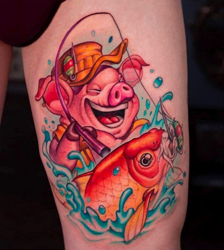hình tattoo con heo hồng dễ thương Hình xăm hoạt hình heo câu cá trên đùi, phong cách màu sắc, chi tiết cao, độ phân giải HD.