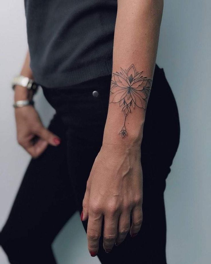 Hình xăm hoa phong cách blackwork trên cẳng tay, chi tiết tinh tế, ảnh HD.
