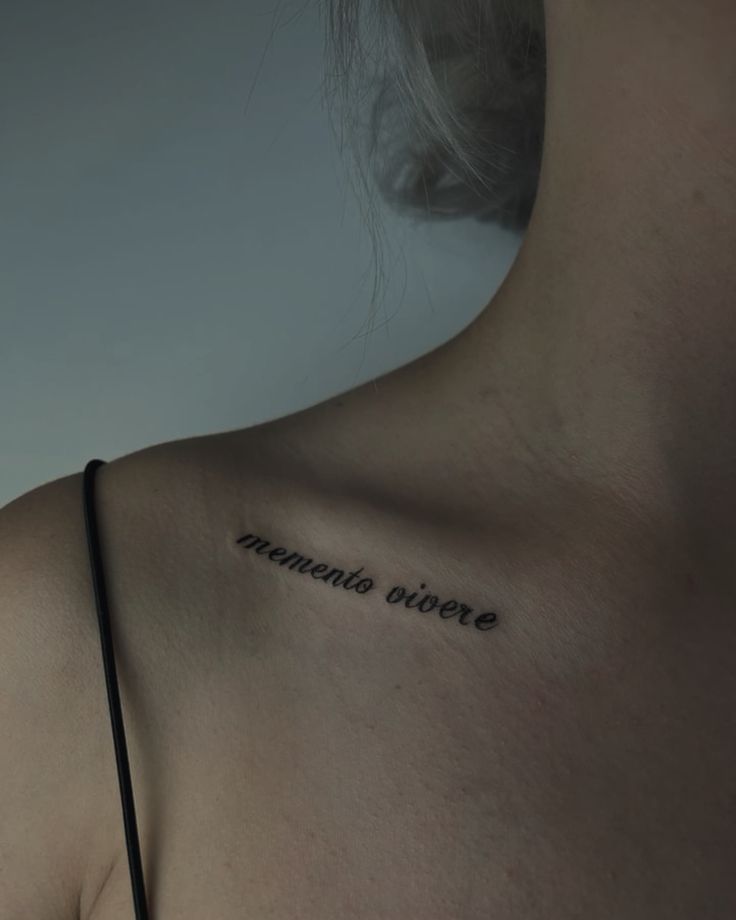 Hình xăm chữ "memento vivere" trên vai, phong cách tối giản, ảnh HD.