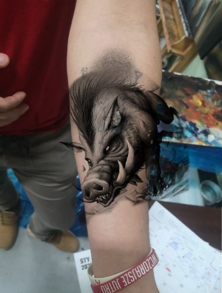 hình tattoo heo rừng trên cẳng tay Hình xăm lợn rừng chi tiết trên cánh tay, phong cách blackwork, độ phân giải HD.