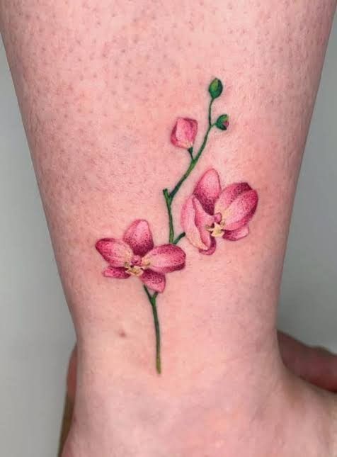 tattoo hoa lan trên chân Hình xăm hoa lan màu nước ở cổ chân, chi tiết tinh tế, ảnh độ phân giải cao.