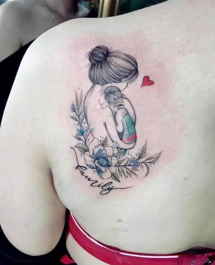 Hình xăm mẹ ôm con, hoa, phong cách màu nước trên lưng, chi tiết, độ phân giải HD.