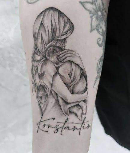 Hình xăm mẹ ôm con phong cách blackwork trên tay, chi tiết rõ nét, độ phân giải HD.