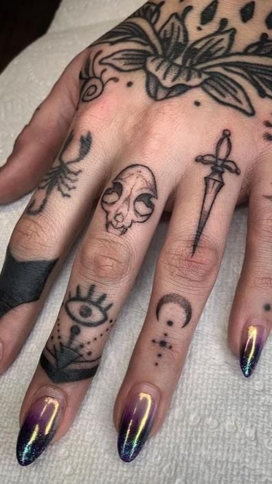 Tattoo ngón tay phong cách Hình xăm mini phong cách blackwork trên ngón tay và bàn tay, chi tiết rõ nét, độ phân giải HD.