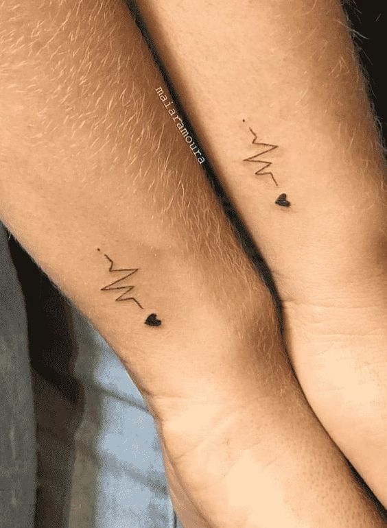Hình xăm mini nhịp tim và trái tim trên cổ tay, phong cách blackwork, độ phân giải HD.