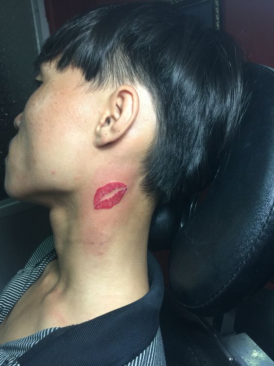 hình tattoo nụ hôn trên cổ Hình xăm nụ hôn phong cách màu sắc trên cổ, chi tiết rõ nét, ảnh chất lượng HD.