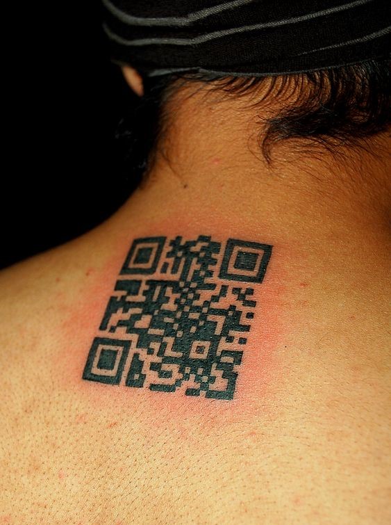 Hình xăm mã QR trên lưng, phong cách blackwork, chi tiết rõ nét, độ phân giải HD.