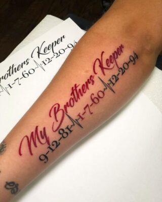 Hình xăm chữ "My Brothers Keeper" phong cách chữ viết tay trên cẳng tay, chi tiết HD.