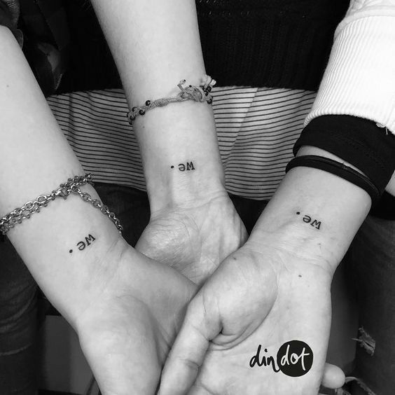 Hình xăm chữ "we" phong cách tối giản trên cổ tay, blackwork, độ phân giải HD.