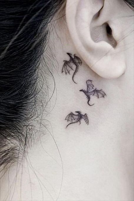Hình xăm rồng mini sau tai, phong cách blackwork, chi tiết, độ phân giải HD.