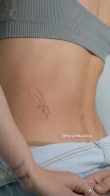 Hình xăm mini trên eo, chủ đề tay nắm, phong cách nét mảnh, độ phân giải HD.
