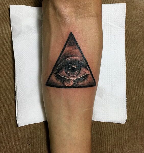 Hình xăm mắt trong tam giác trên cánh tay, phong cách blackwork, chi tiết rõ nét, độ phân giải HD.