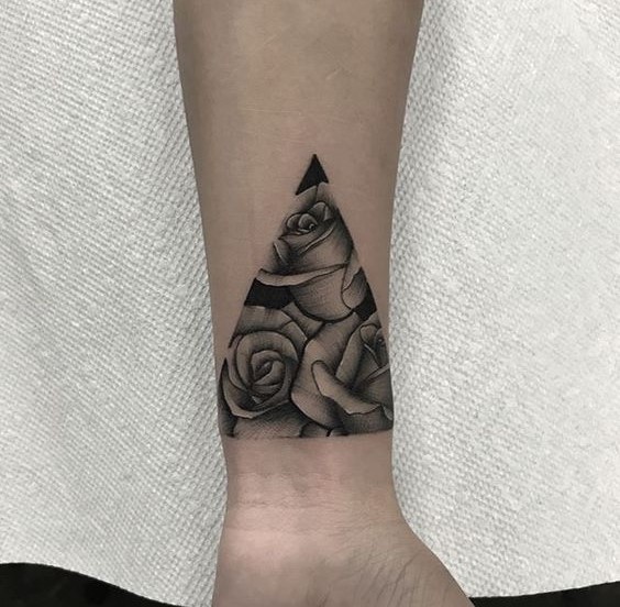 Hình xăm hoa hồng phong cách blackwork trên cánh tay, chi tiết rõ nét, độ phân giải HD.