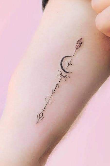 Hình xăm mũi tên và mặt trăng mini trên cánh tay, phong cách blackwork, độ chi tiết cao, ảnh HD.