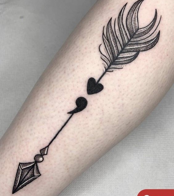 Hình xăm mũi tên phong cách blackwork trên cánh tay, chi tiết cao, chất lượng HD.