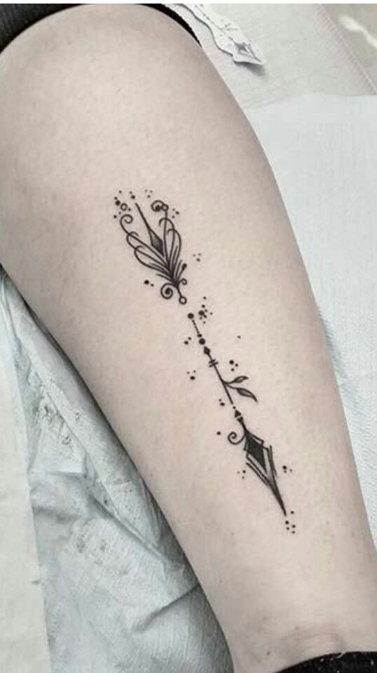 Hình xăm họa tiết trang trí trên đùi, phong cách blackwork, chi tiết rõ nét, ảnh HD.