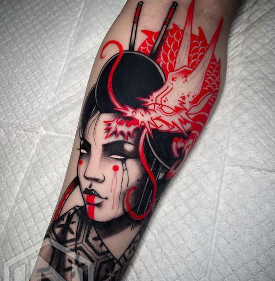 Hình xăm geisha trên cánh tay, phong cách blackwork, màu đỏ đen, chi tiết cao, độ phân giải HD.