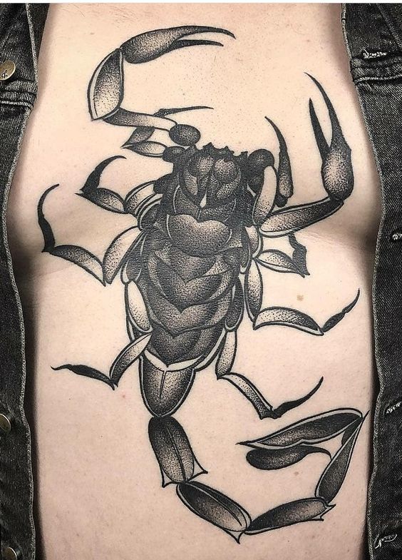 Hình xăm bọ cạp trên ngực phong cách blackwork, chi tiết rõ nét, độ phân giải HD.