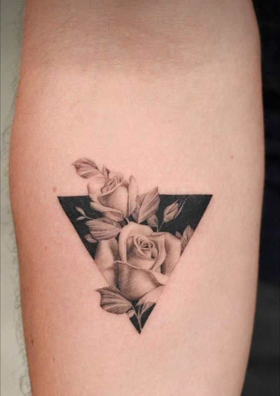 Hình xăm hoa hồng blackwork trên tay, phong cách tối giản, chi tiết sắc nét, ảnh HD.