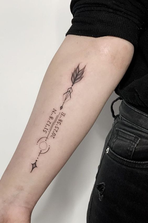 Hình xăm mũi tên và tọa độ trên cánh tay, phong cách blackwork, chi tiết đơn giản, ảnh HD.