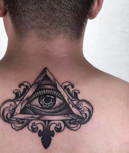 Hình xăm con mắt trong tam giác phong cách blackwork ở lưng trên, chi tiết cao, độ phân giải HD.