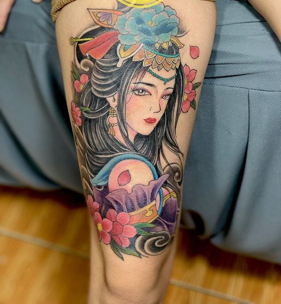 Hình xăm geisha màu sắc trên đùi, phong cách truyền thống Nhật Bản, chi tiết cao, ảnh HD.