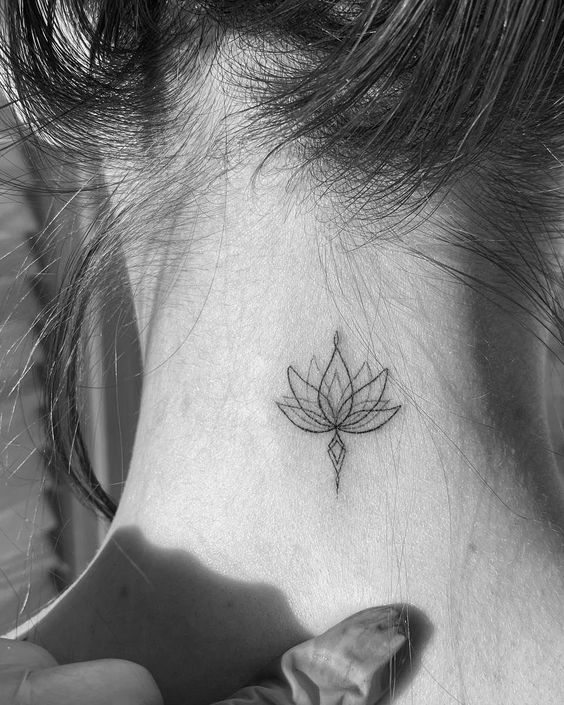 hình xăm biểu tượng đóa sen mini sau gáy Hình xăm hoa sen mini trên gáy, phong cách blackwork, chi tiết đơn giản, ảnh đen trắng, độ phân giải HD.